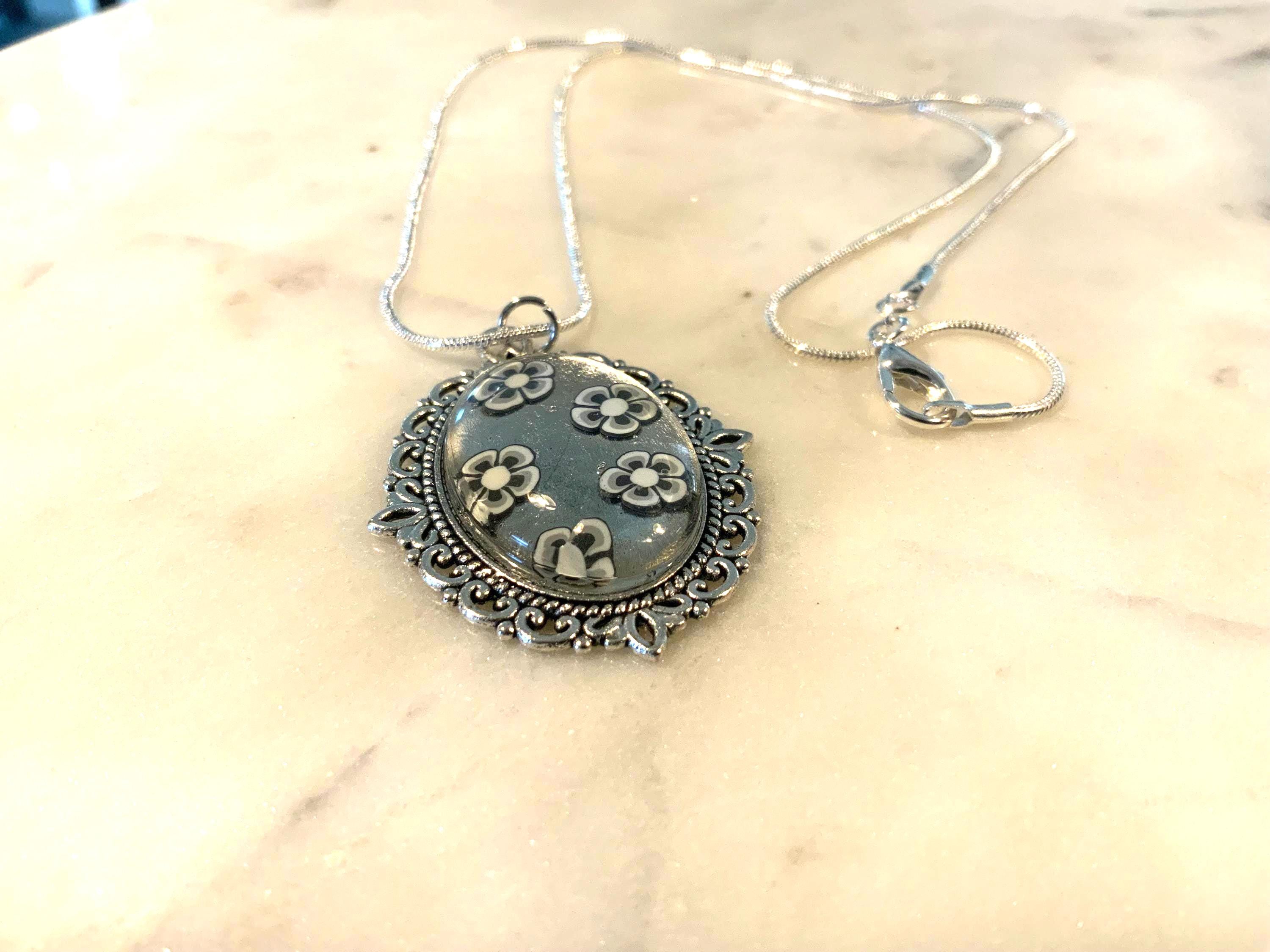 Antique oval pendant with Daisies