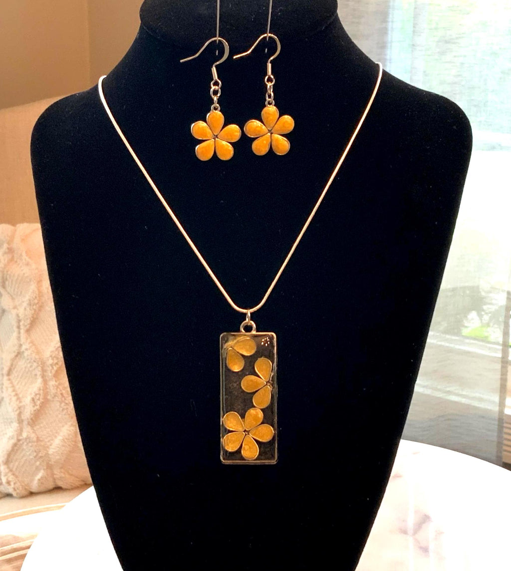 Handmade Daisy Resin Earring and Pendant Jewelry Set — Floral Gift