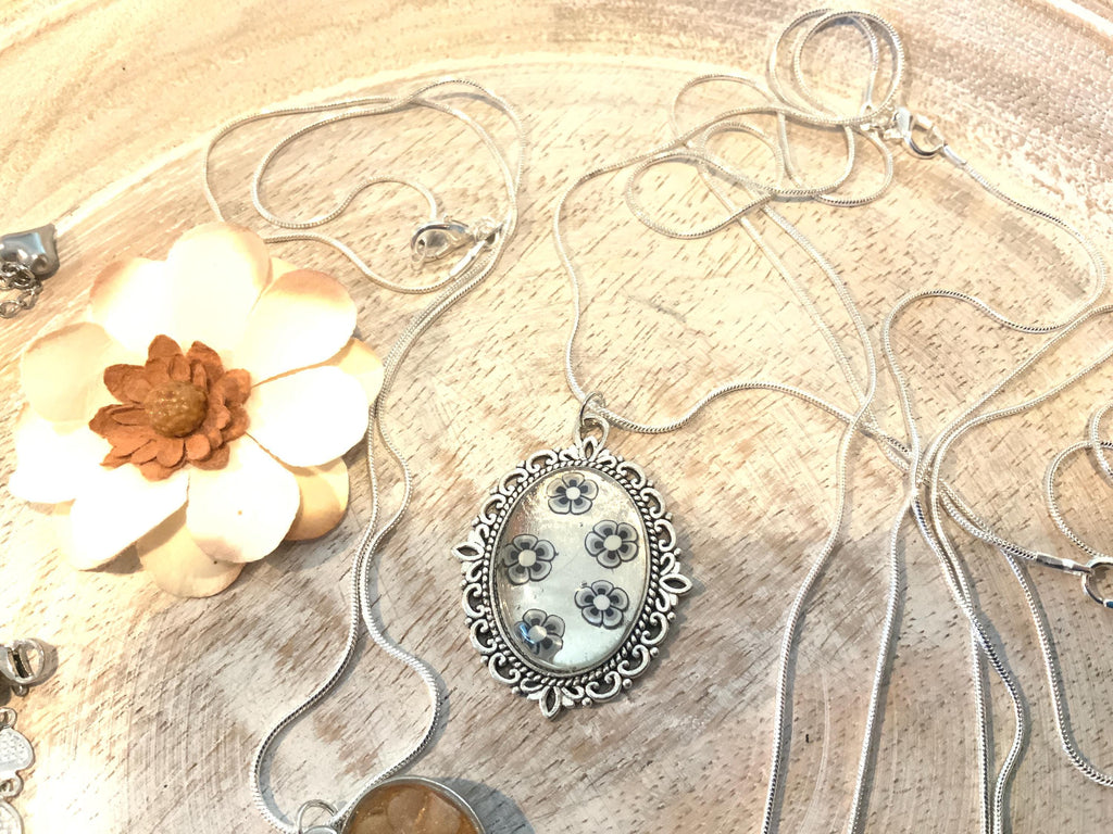 Antique oval pendant with Daisies