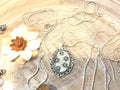 Antique oval pendant with Daisies