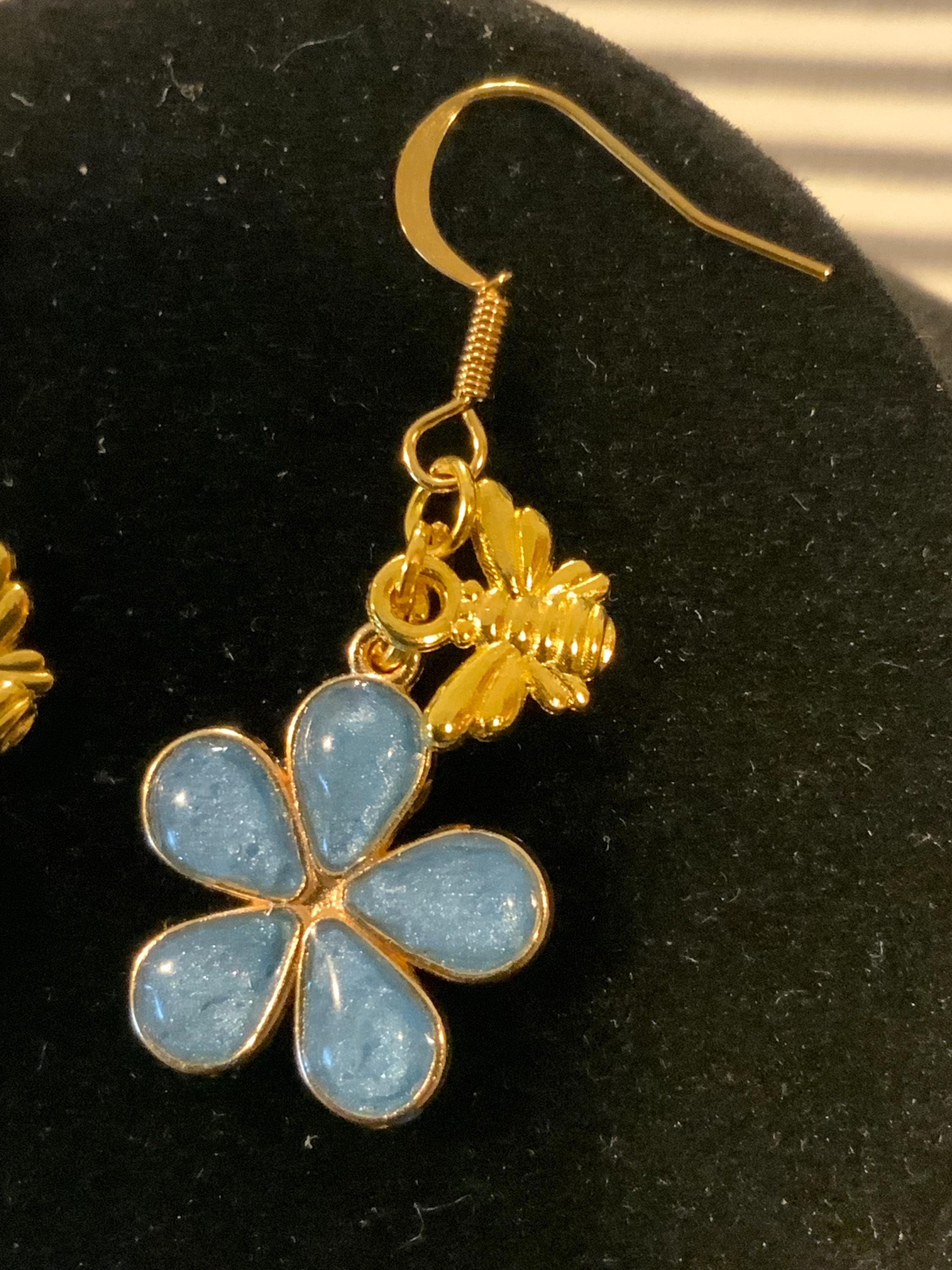 Handmade Resin Daisy Charm Earrings – Floral Jewelry, Gift for Her
