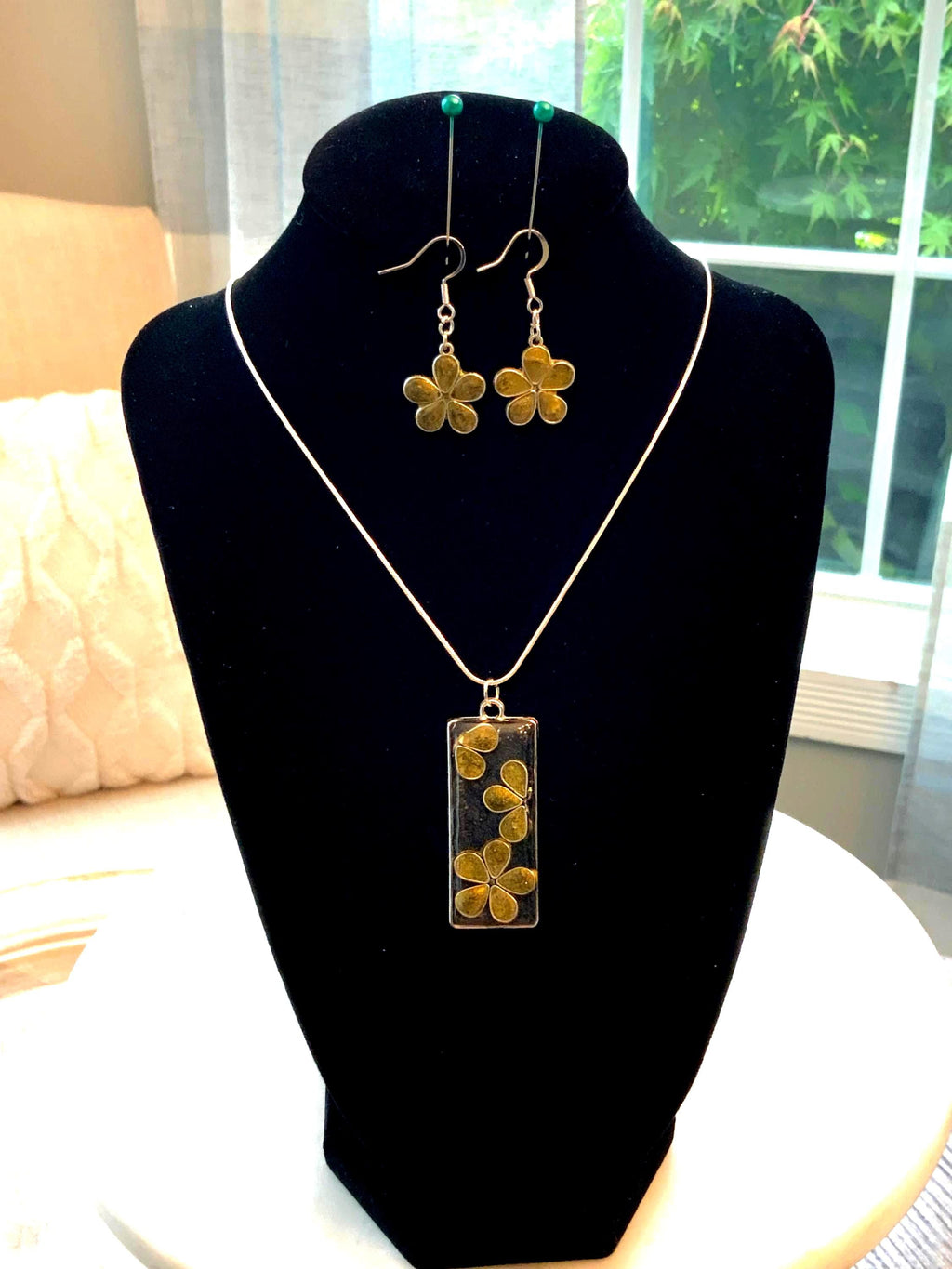 Handmade Daisy Resin Earring and Pendant Jewelry Set — Floral Gift