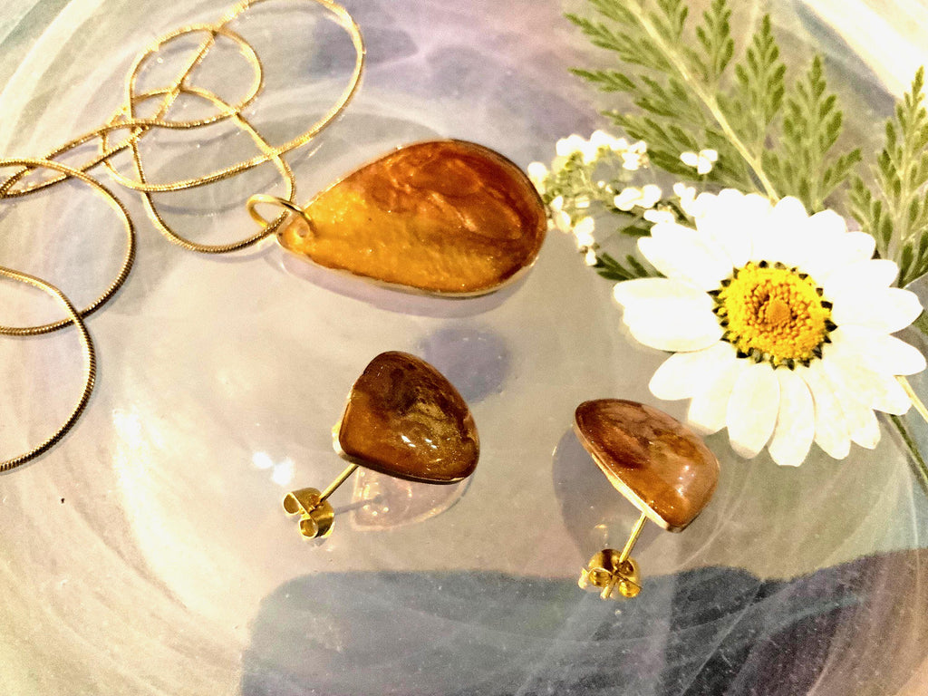Brown Swirl Teardrop Gold Pendnt