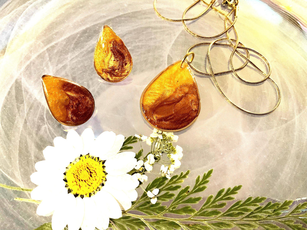 Brown Swirl Teardrop Gold Pendnt