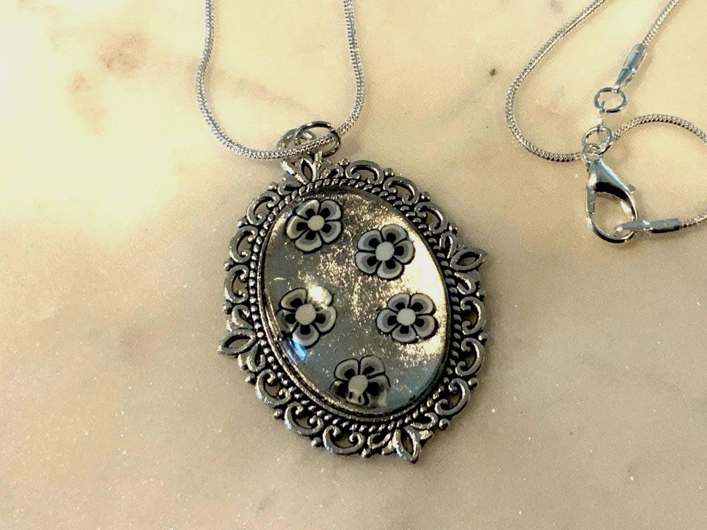 Antique oval pendant with Daisies