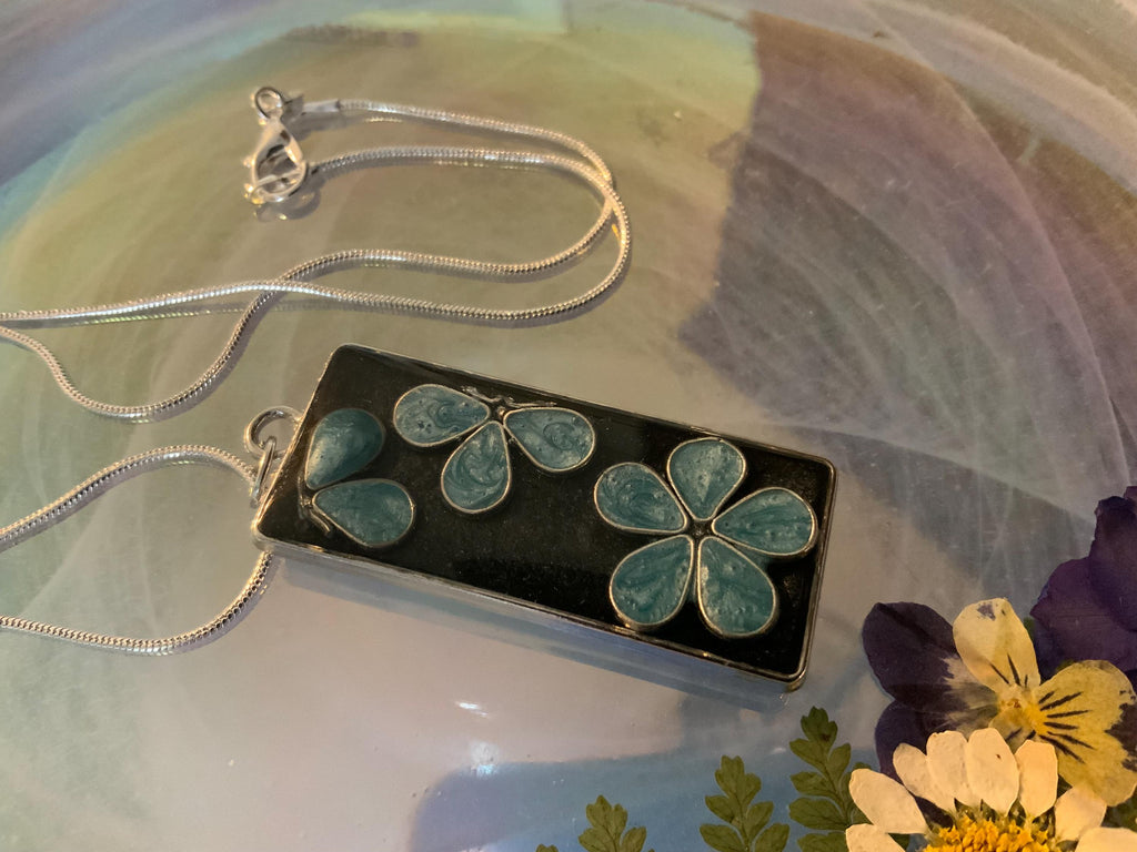 Blue Bar Daisy Pendant
