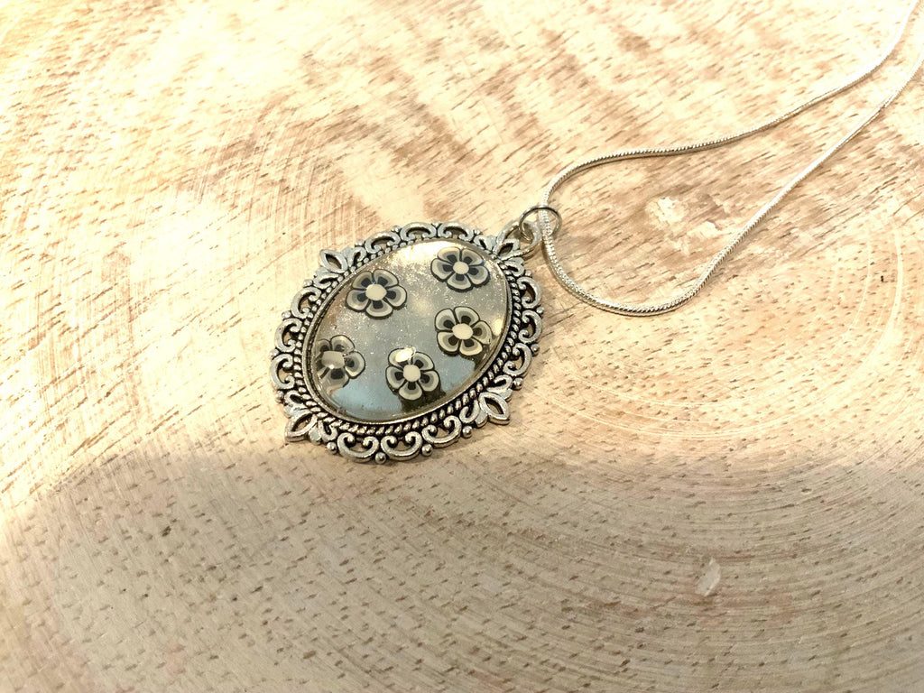 Antique oval pendant with Daisies