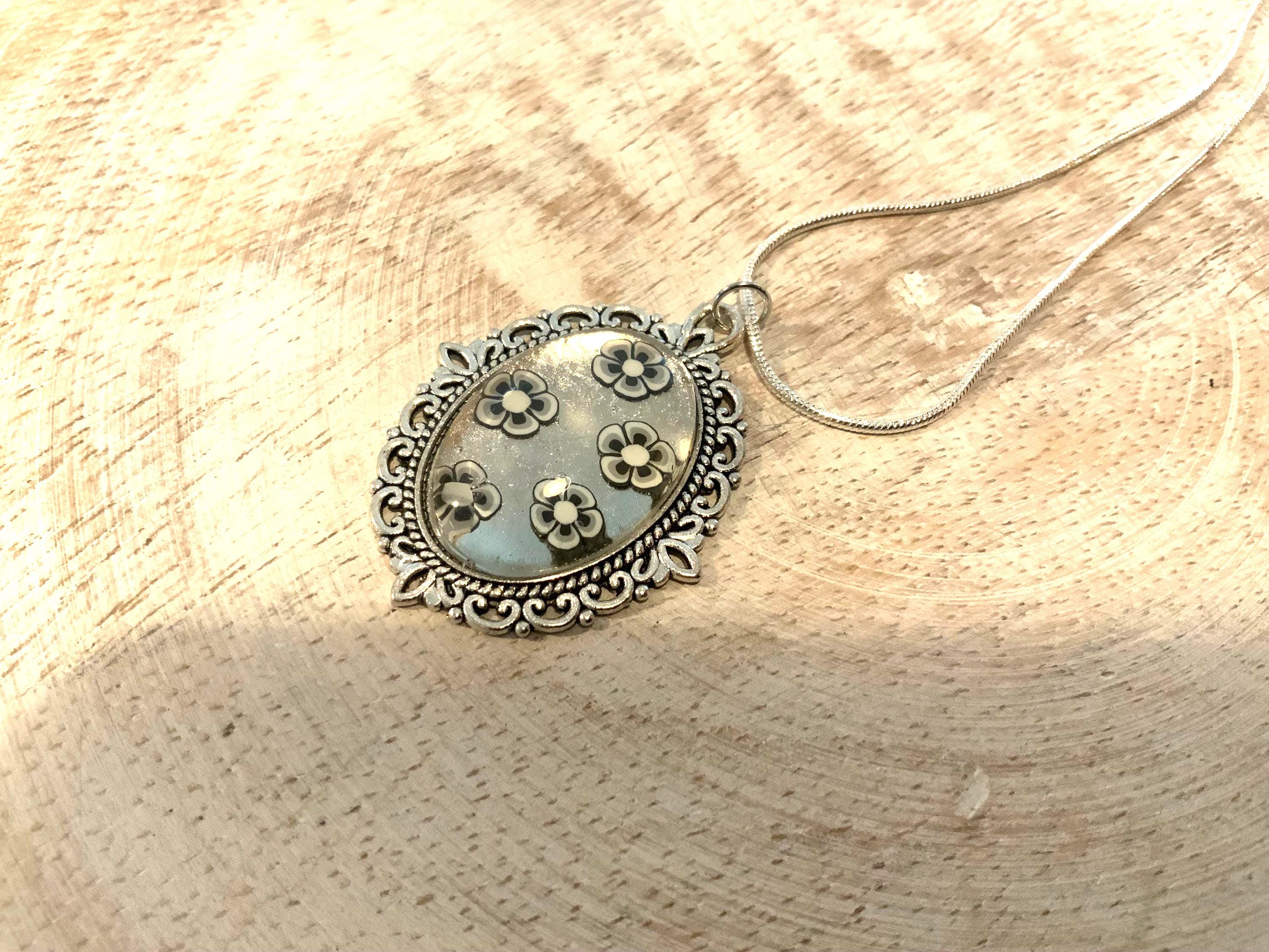 Antique oval pendant with Daisies