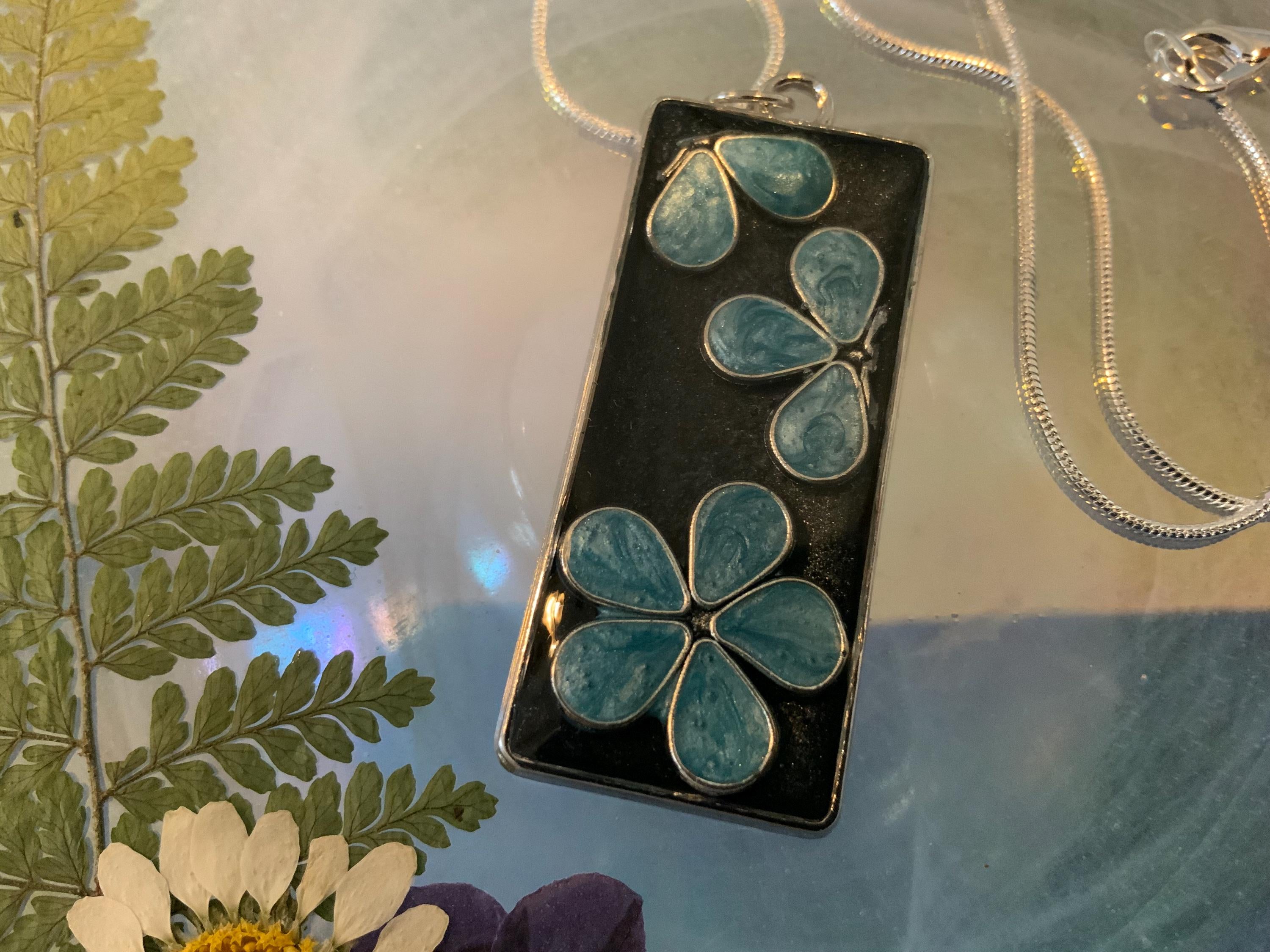 Blue Bar Daisy Pendant