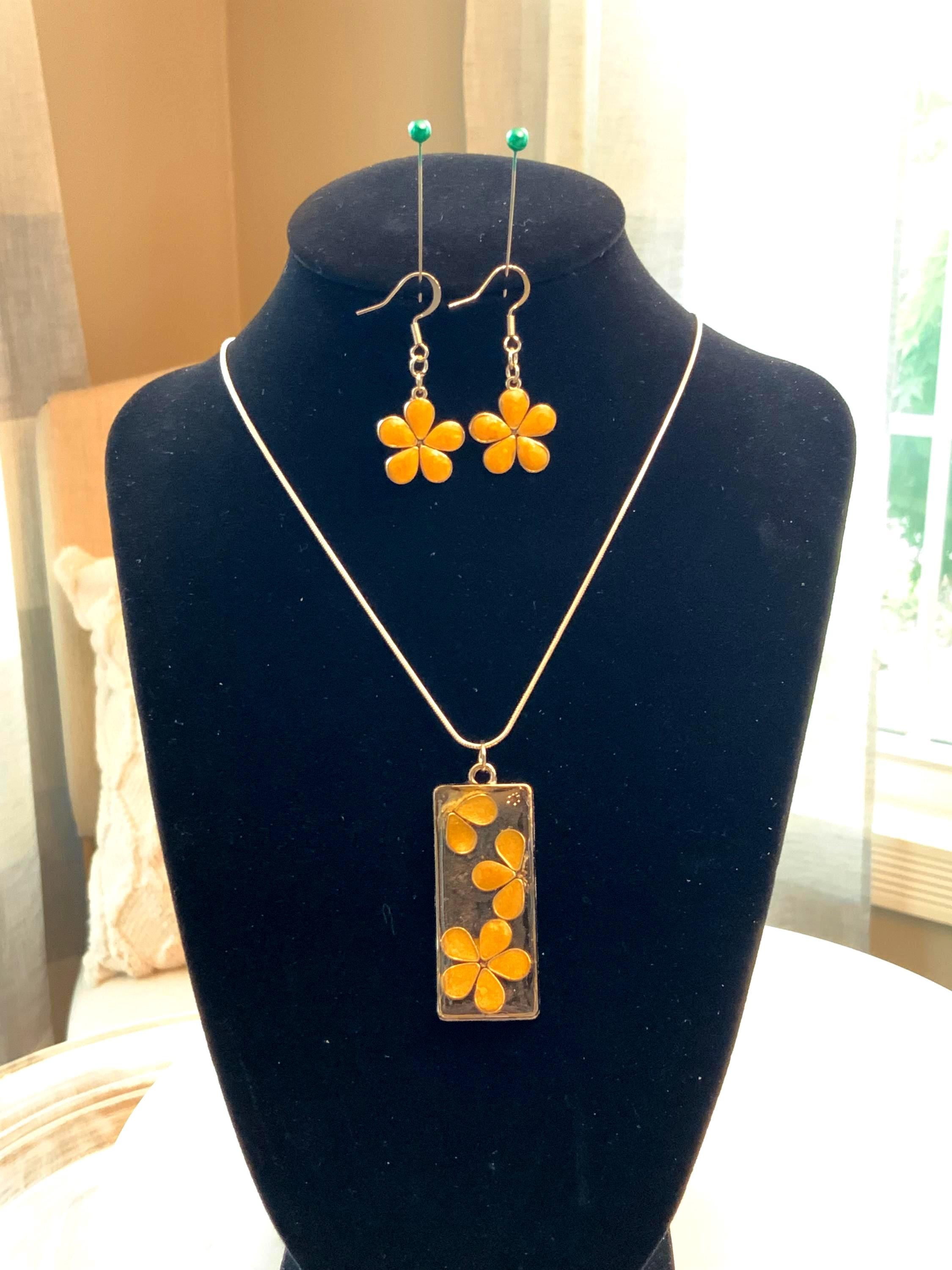 Handmade Daisy Resin Earring and Pendant Jewelry Set — Floral Gift