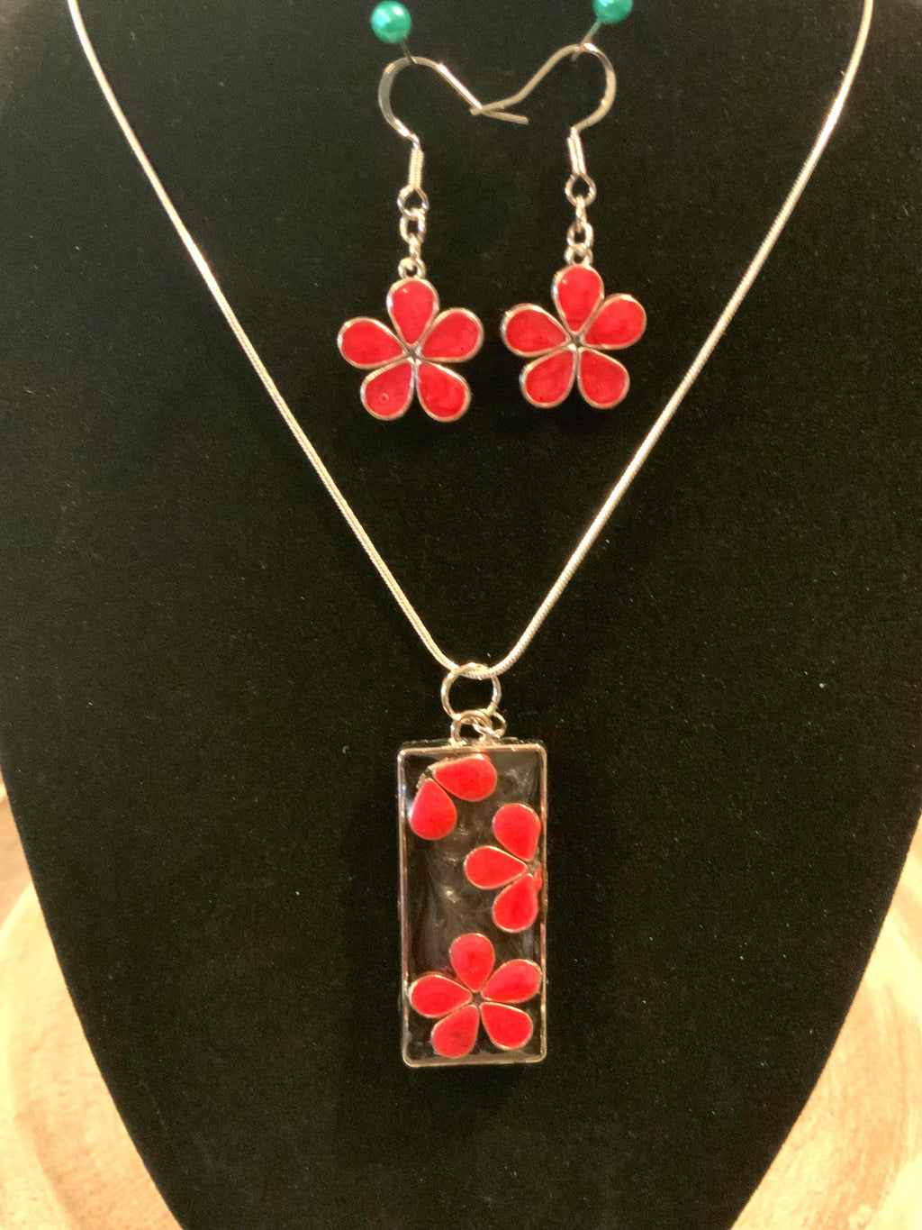 Handmade Daisy Resin Earring and Pendant Jewelry Set — Floral Gift