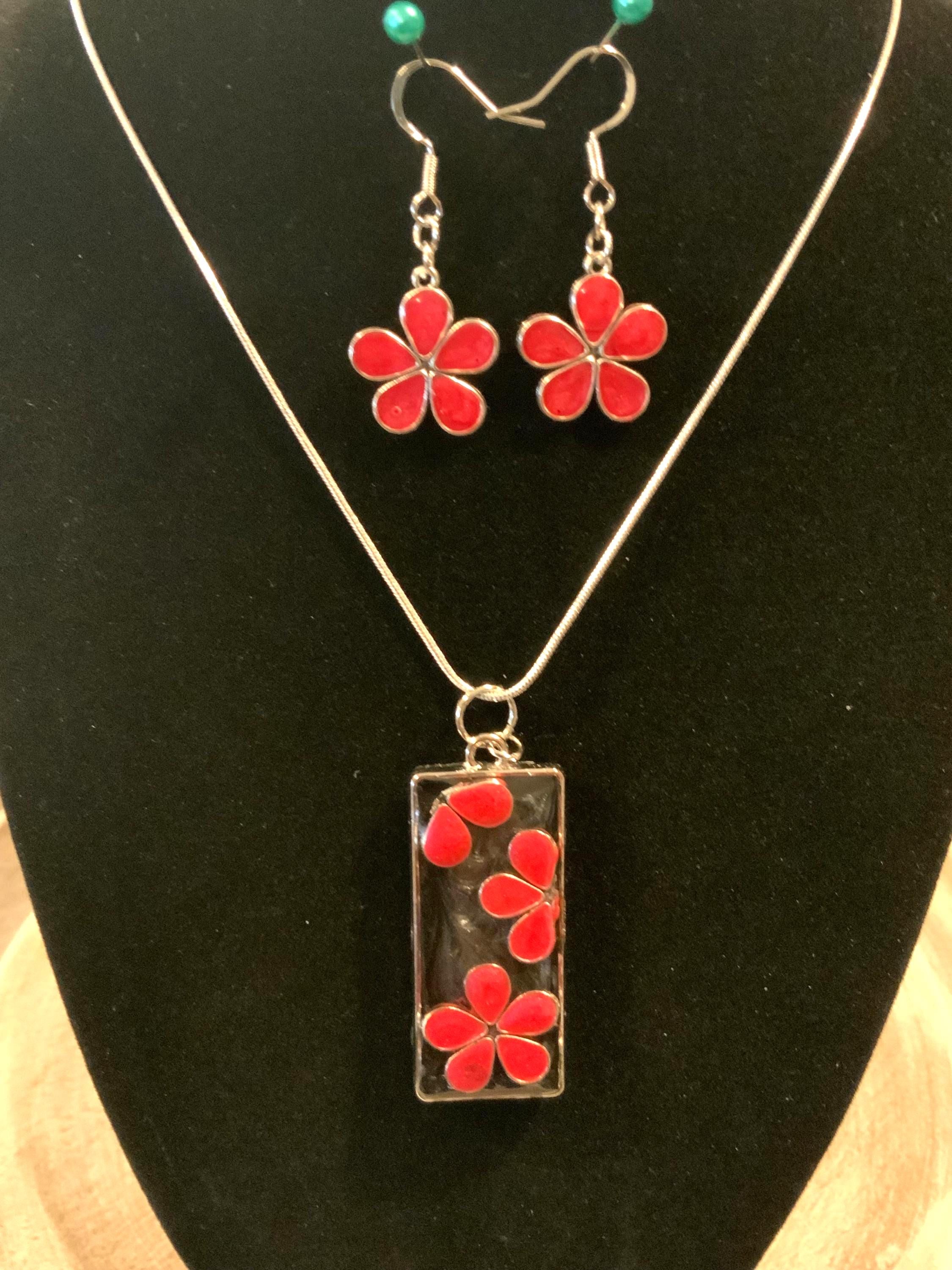 Handmade Daisy Resin Earring and Pendant Jewelry Set — Floral Gift