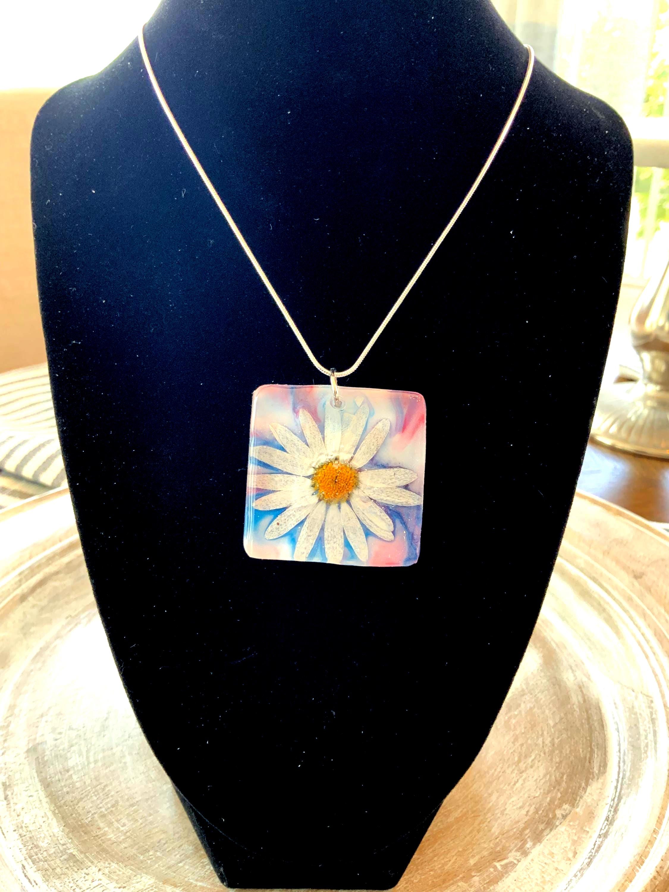 Americana Pressed Daisy Pendant Necklace – Red White Blue Resin Jewelry