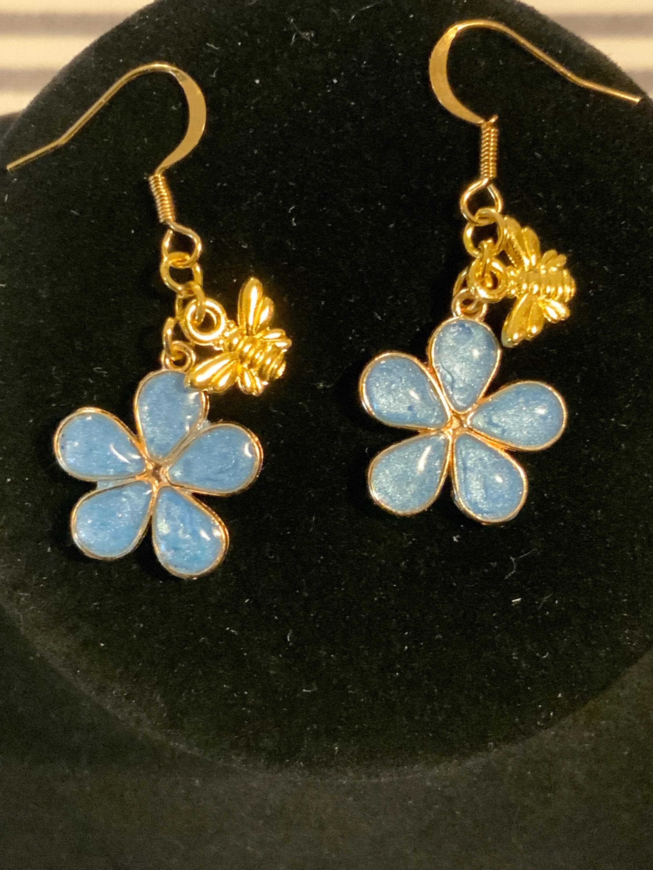 Handmade Resin Daisy Charm Earrings – Floral Jewelry, Gift for Her