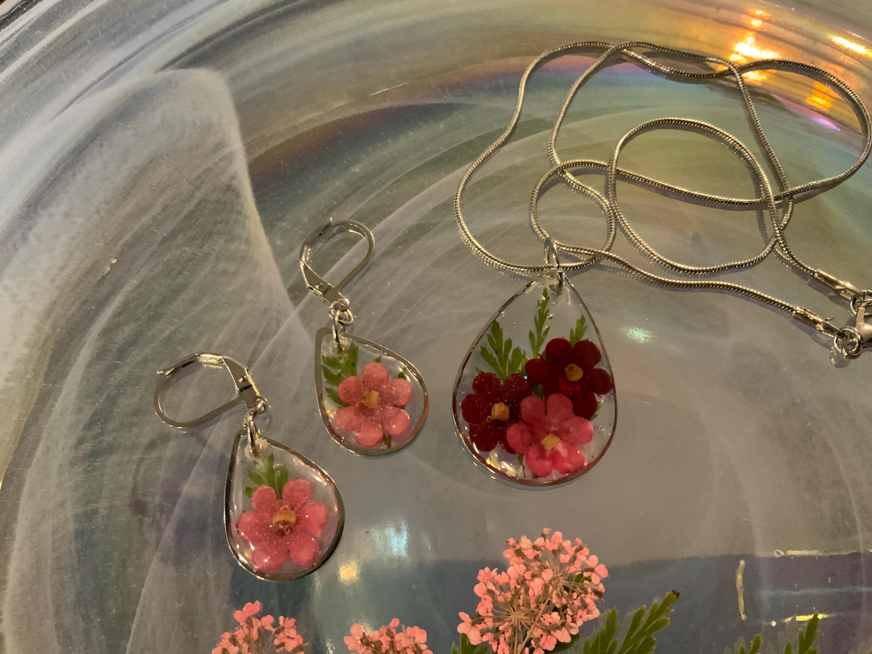 Red Floral Teardrop Pendant Earring Set