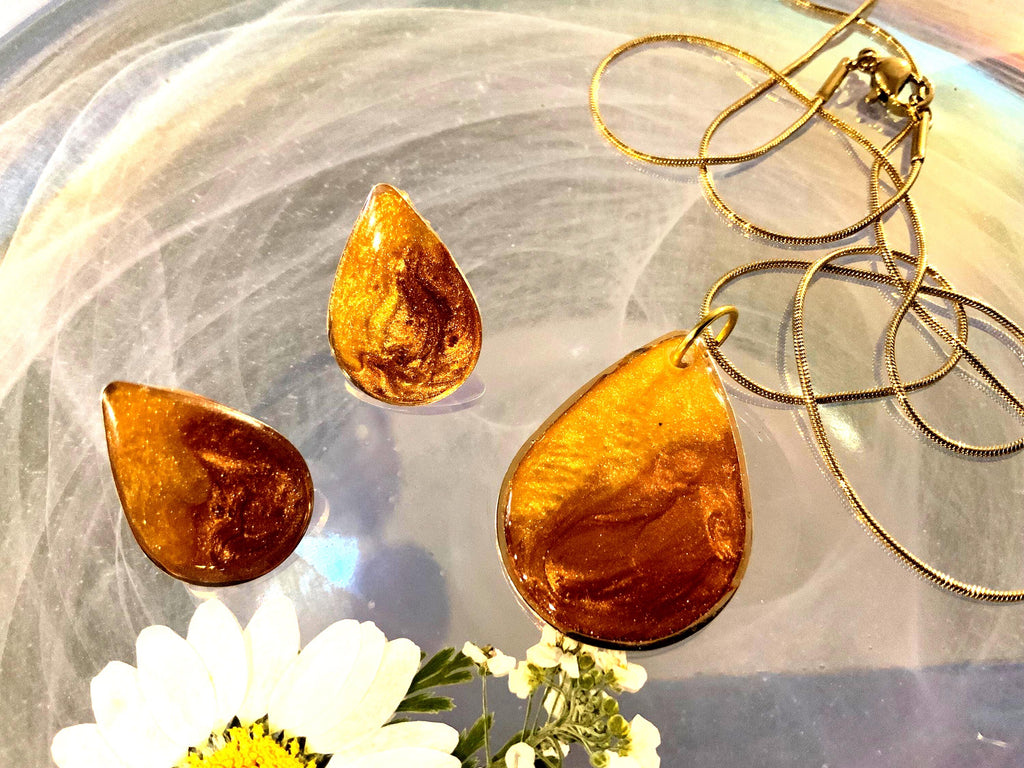 Brown Swirl Teardrop Gold Pendnt