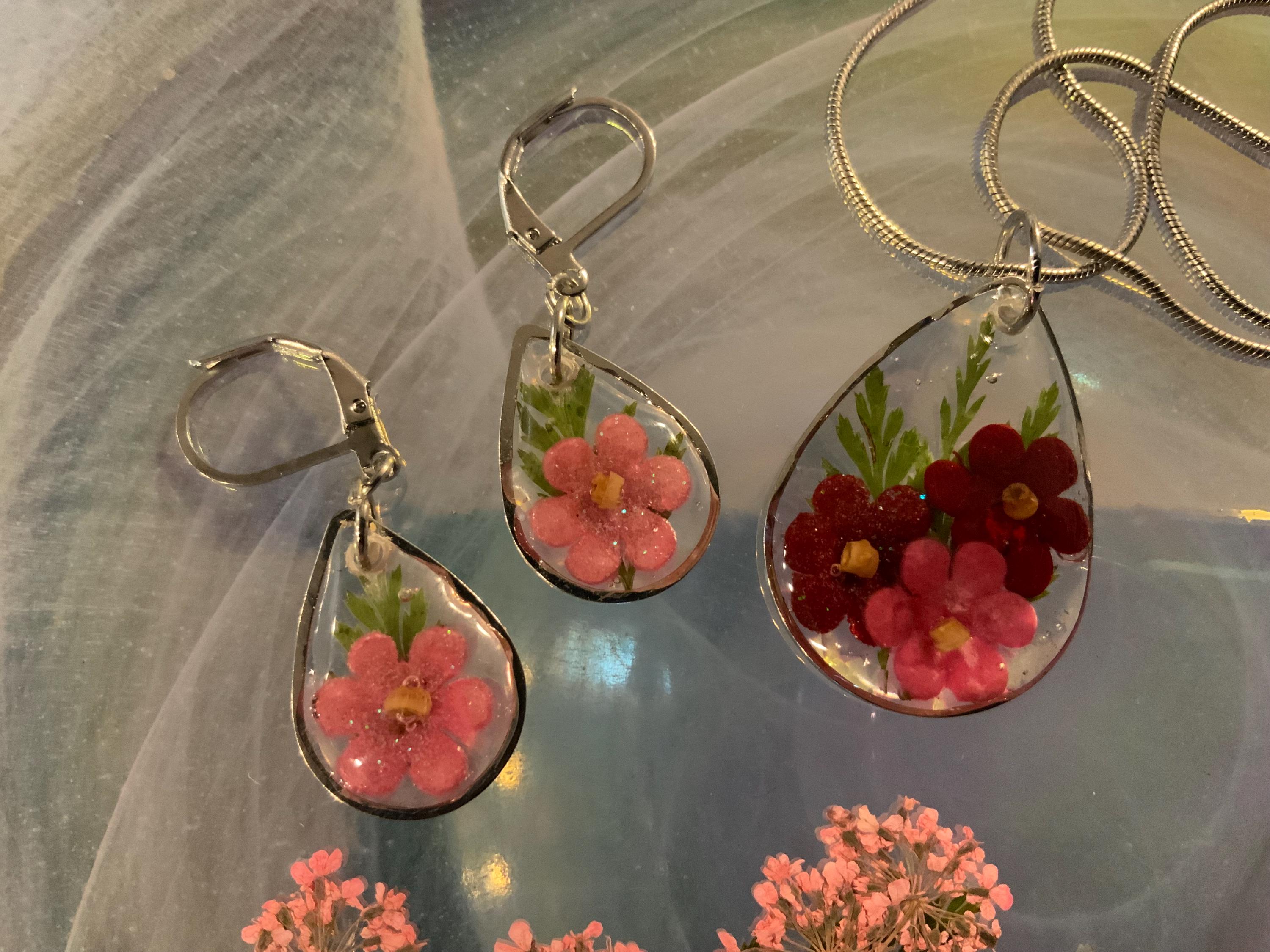 Red Floral Teardrop Pendant Earring Set