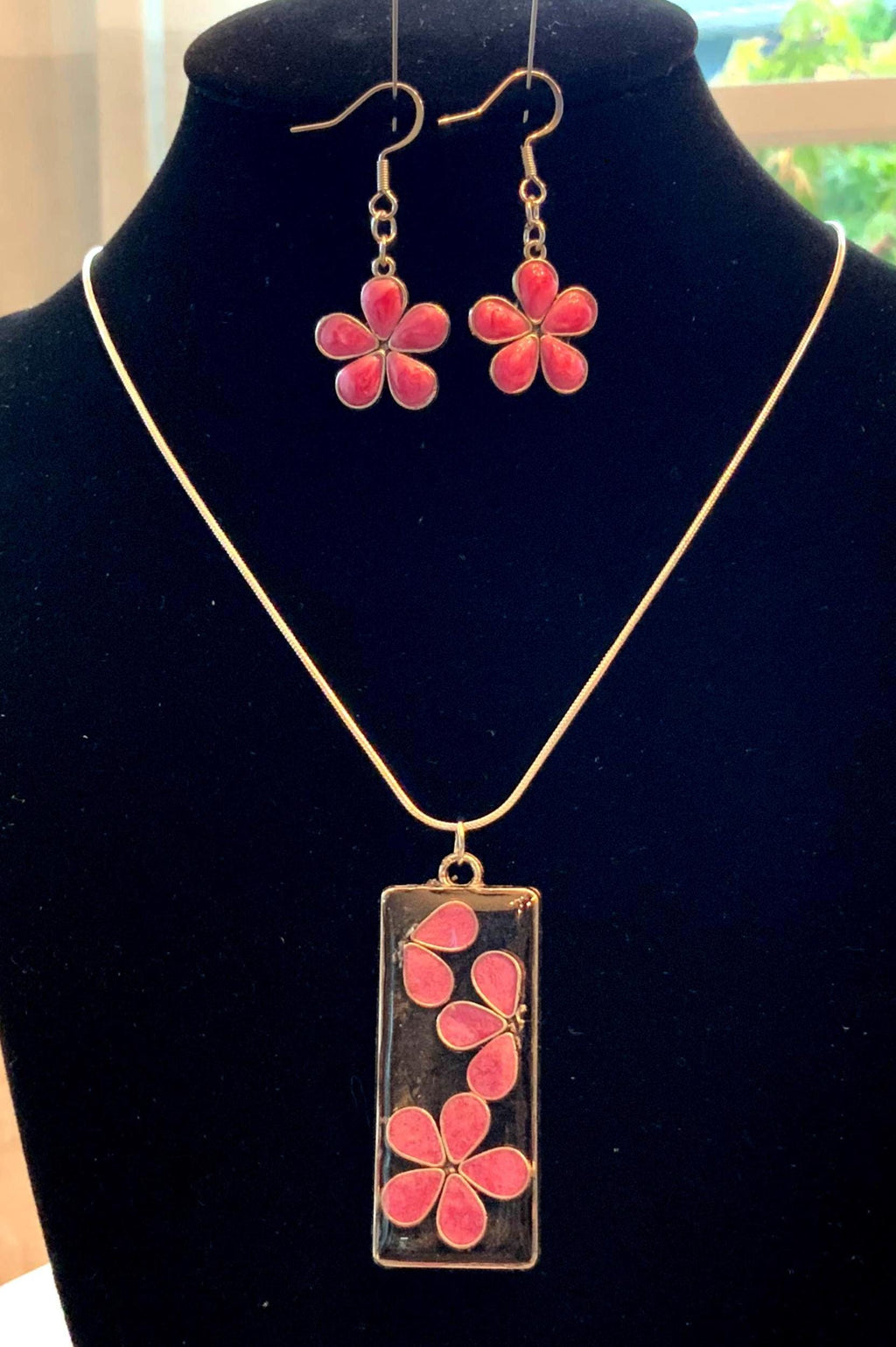 Handmade Daisy Resin Earring and Pendant Jewelry Set — Floral Gift