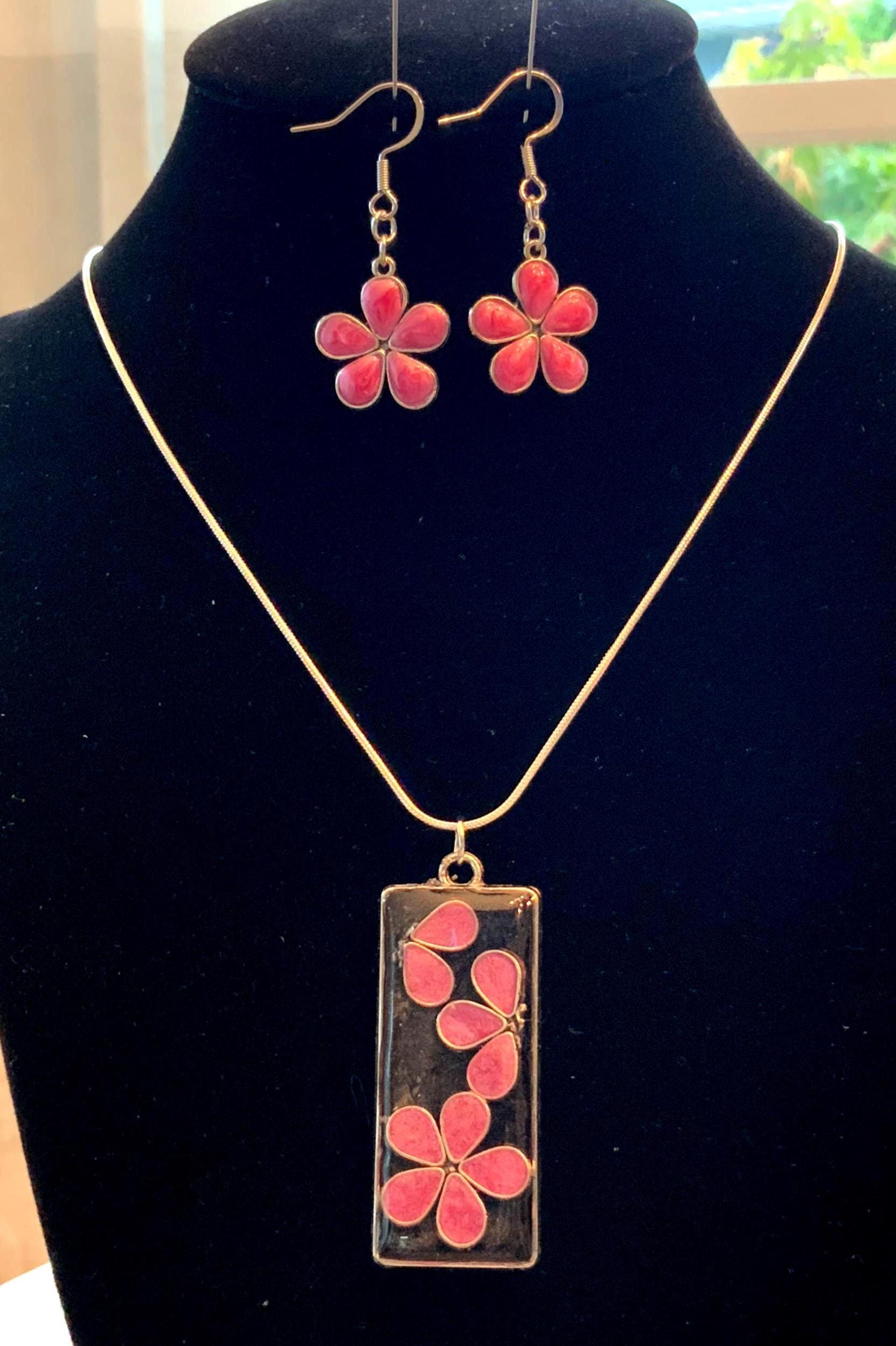 Handmade Daisy Resin Earring and Pendant Jewelry Set — Floral Gift