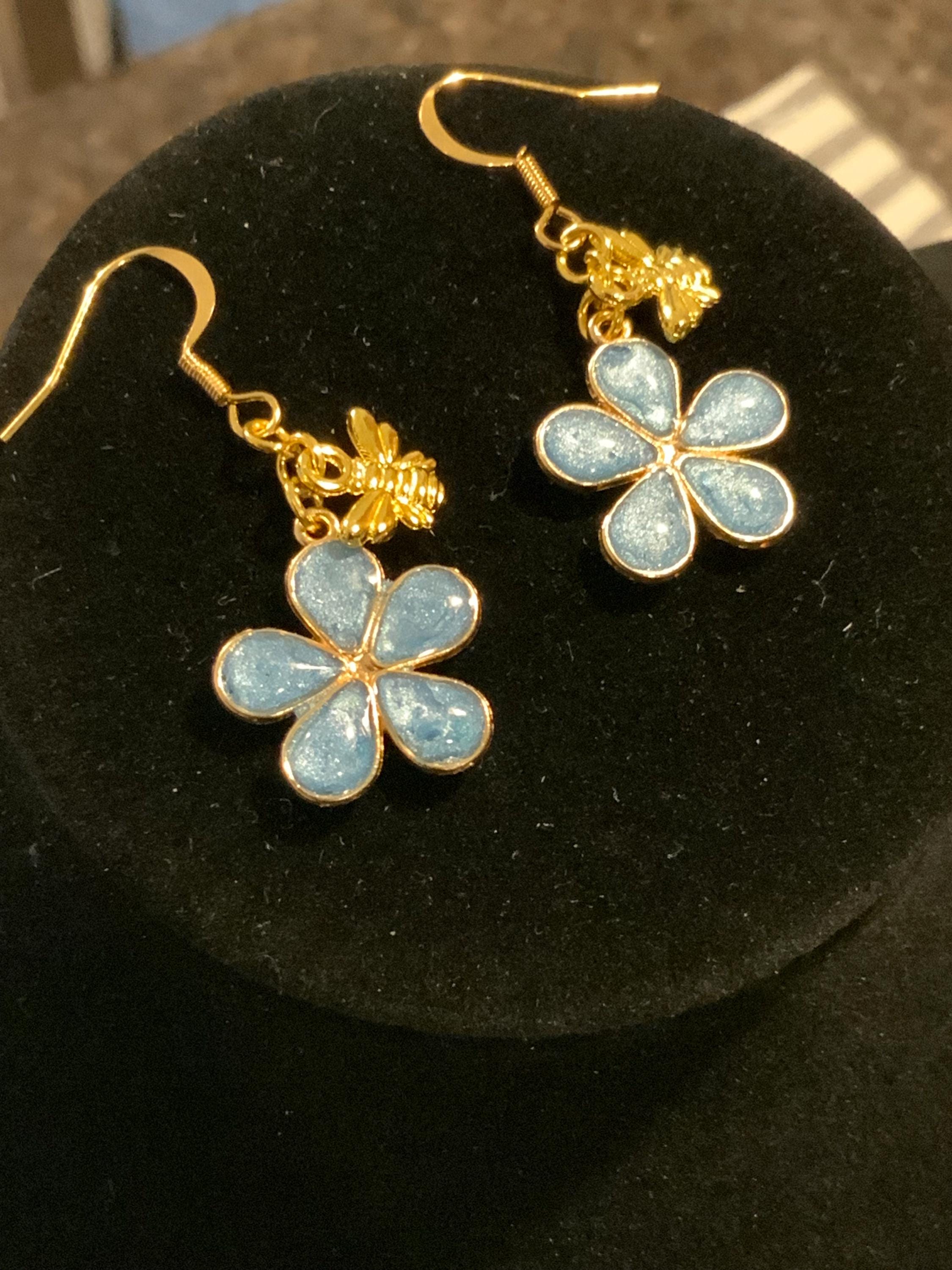 Handmade Resin Daisy Charm Earrings – Floral Jewelry, Gift for Her