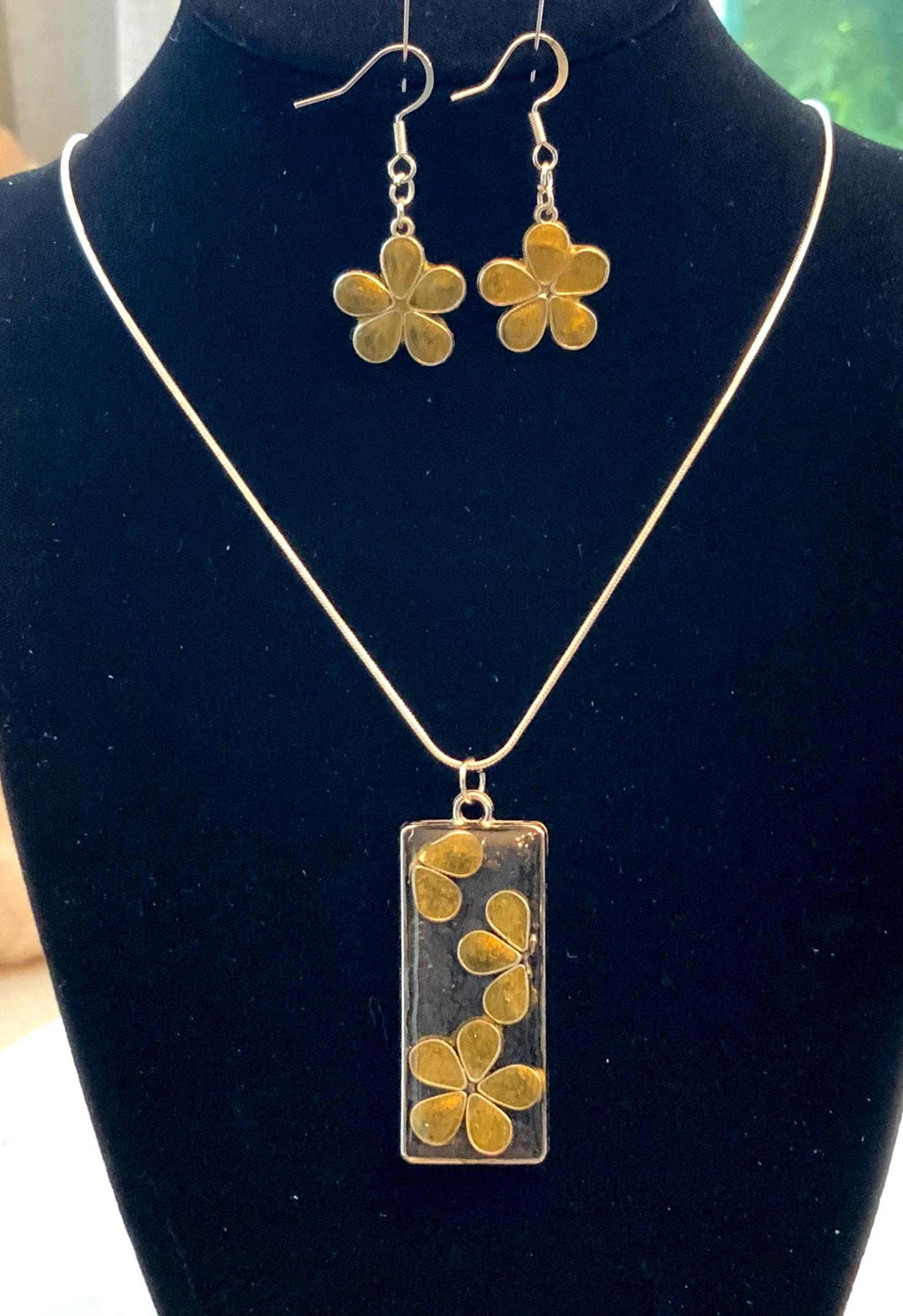 Handmade Daisy Resin Earring and Pendant Jewelry Set — Floral Gift