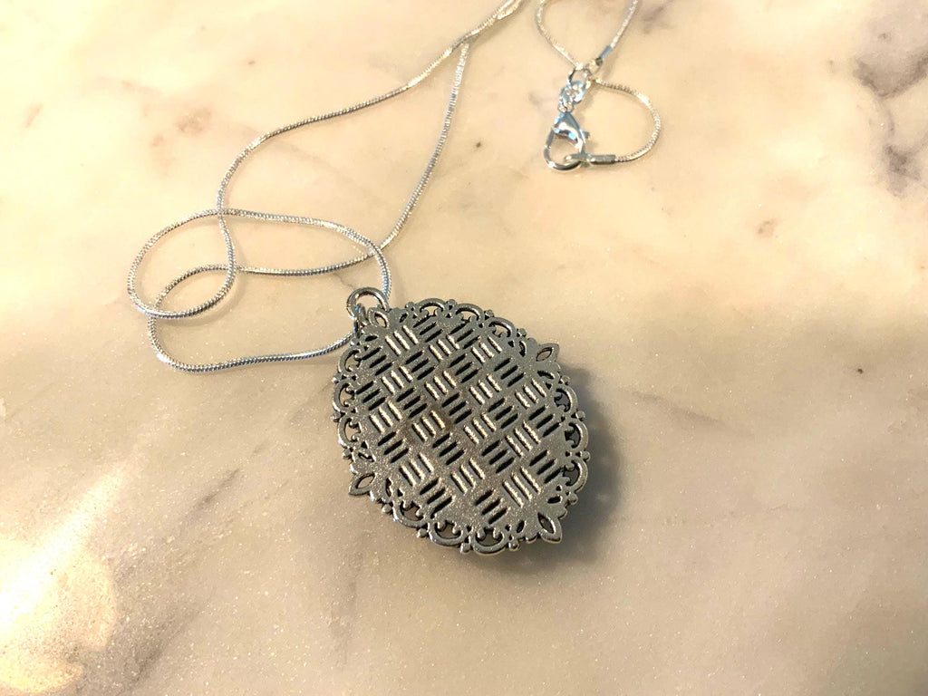 Antique oval pendant with Daisies