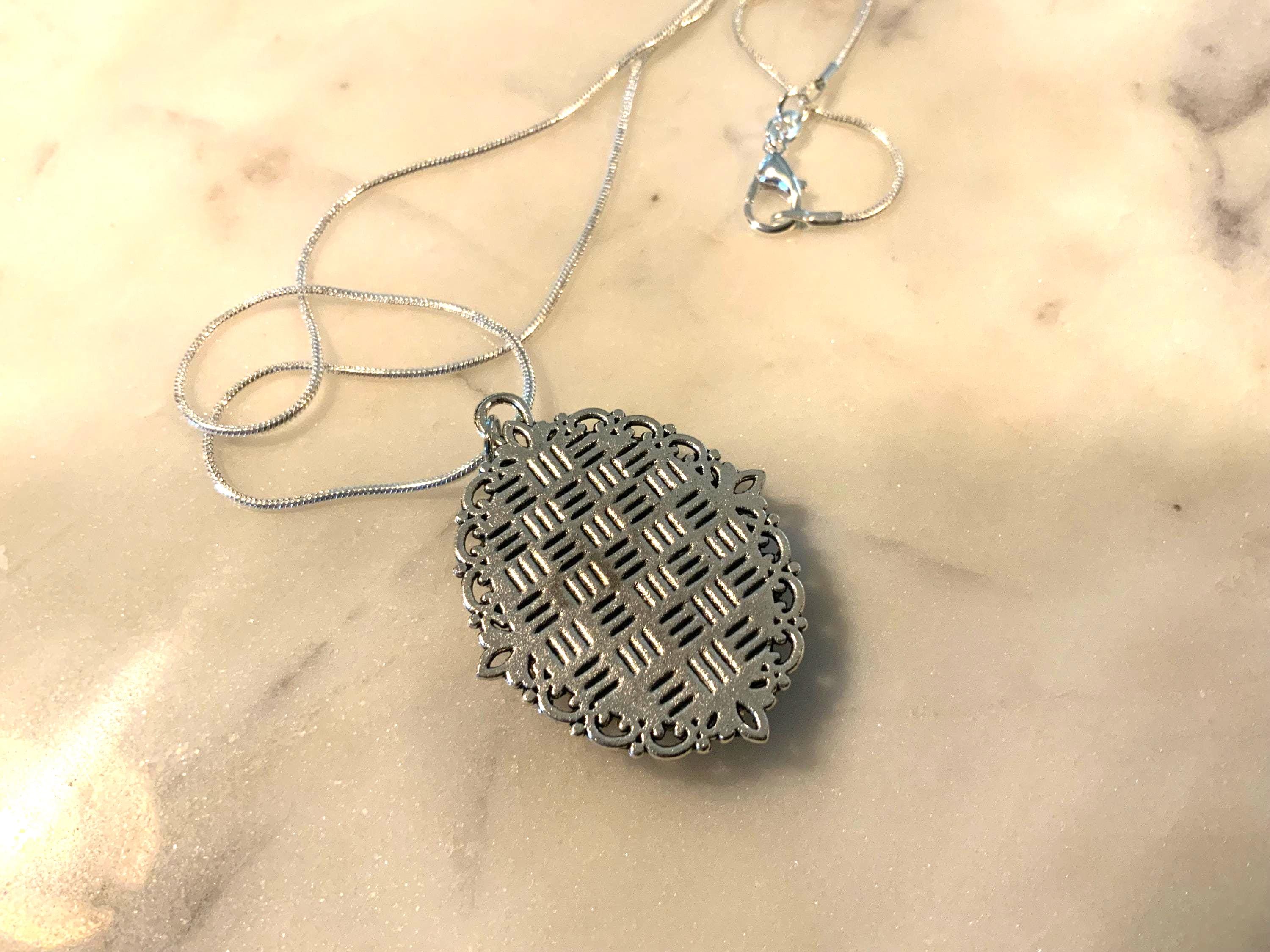 Antique oval pendant with Daisies