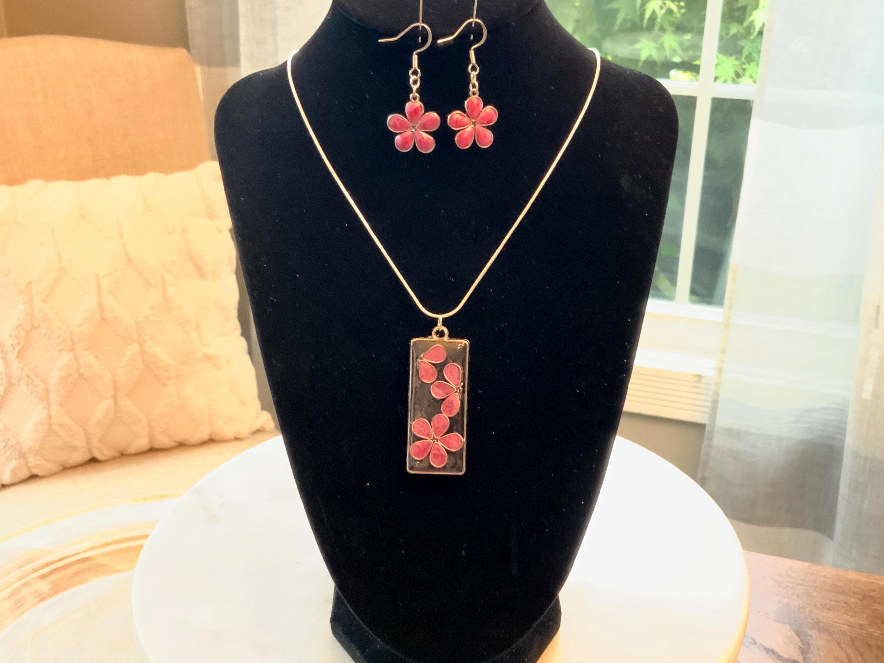 Handmade Daisy Resin Earring and Pendant Jewelry Set — Floral Gift