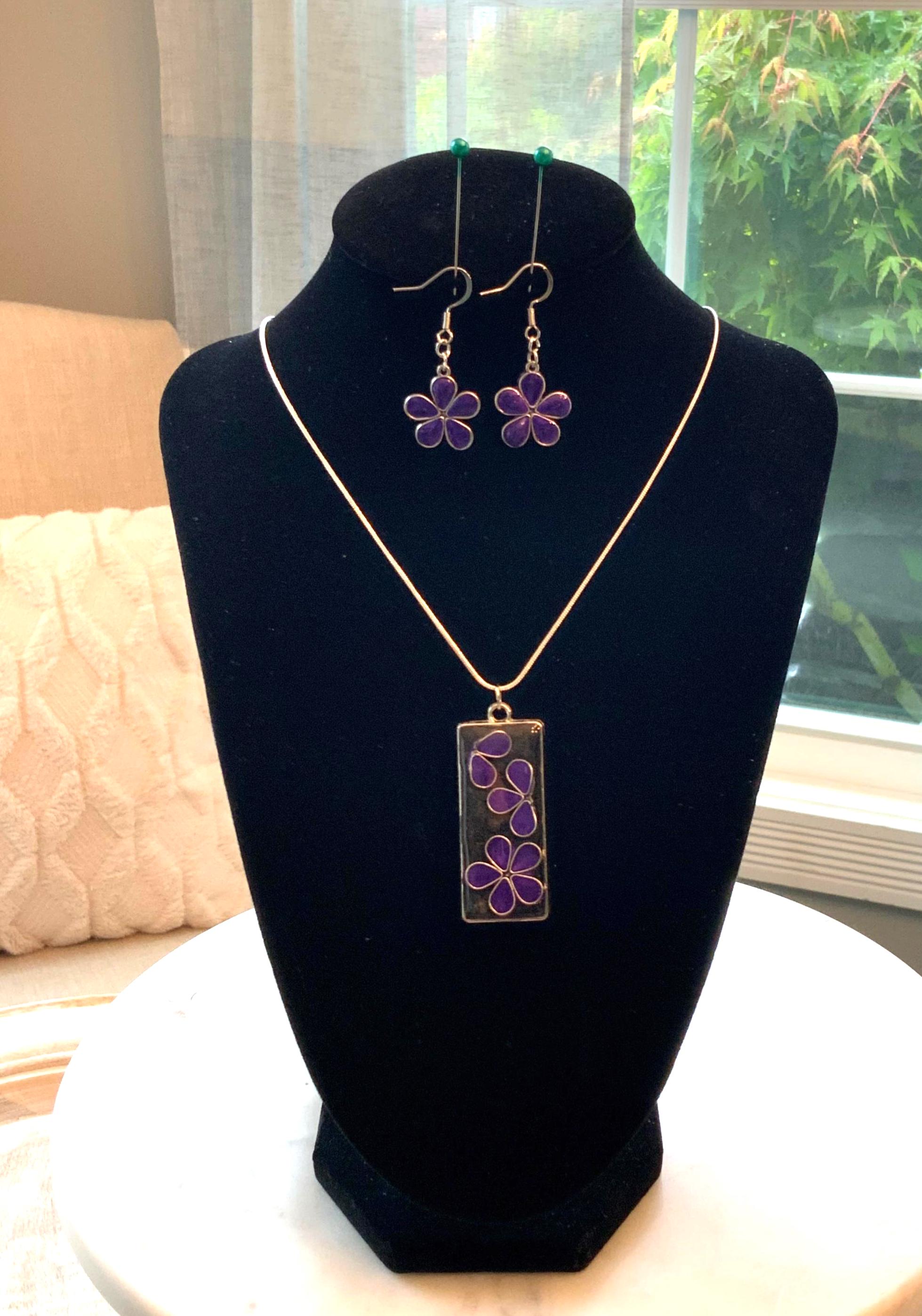 Handmade Daisy Resin Earring and Pendant Jewelry Set — Floral Gift