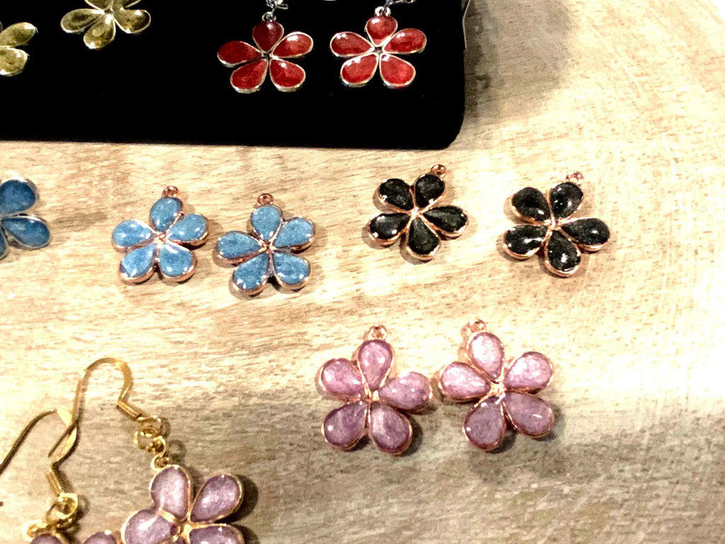 Daisy Resin Drop Earrings – Handmade Floral Dangles - The Glossy Gift Shop