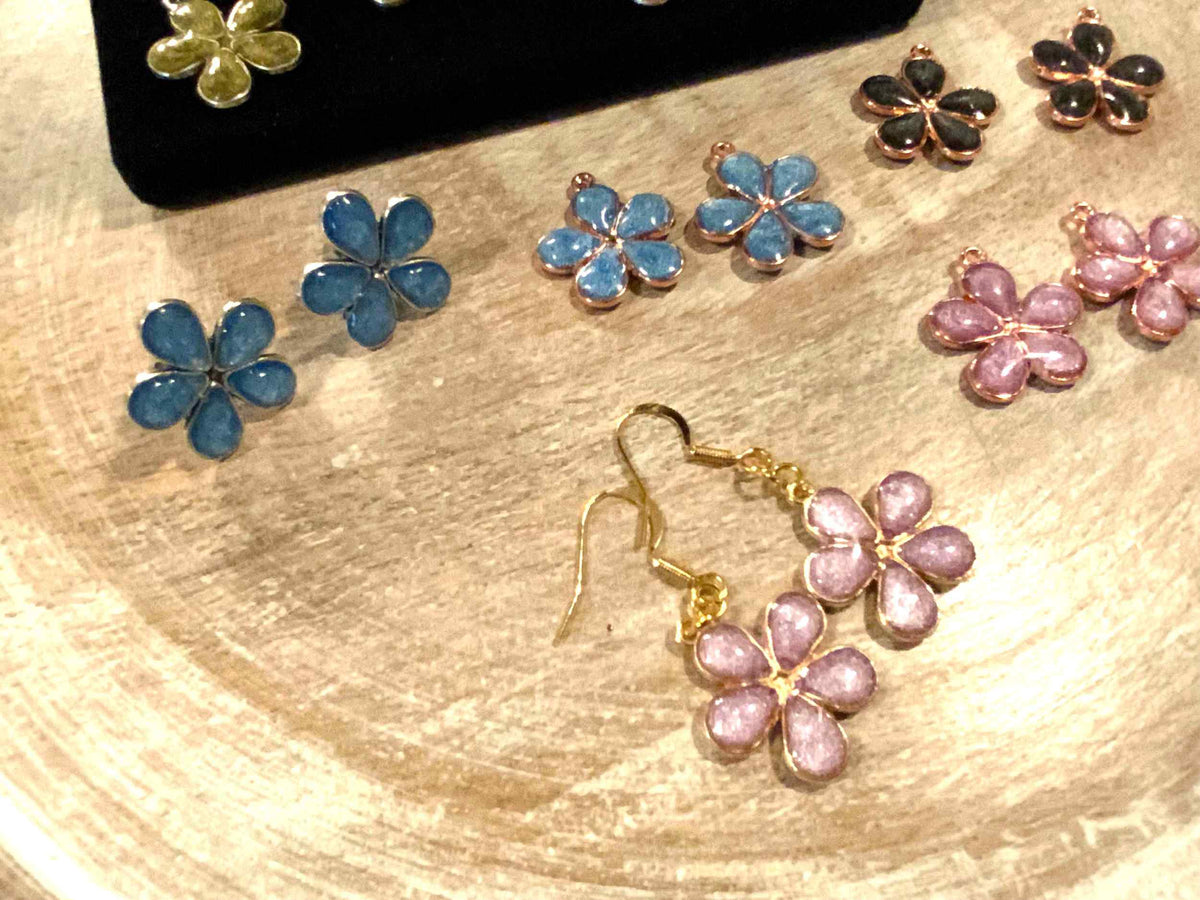 Daisy Resin Drop Earrings – Handmade Floral Dangles - The Glossy Gift Shop