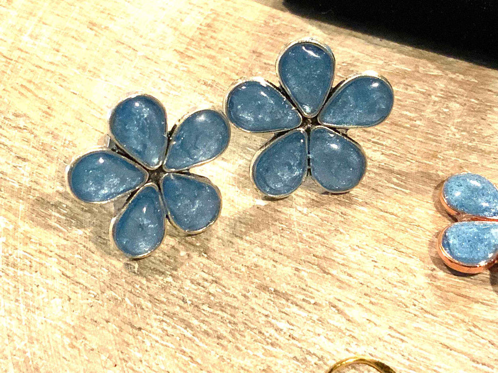 Daisy Resin Drop Earrings – Handmade Floral Dangles - The Glossy Gift Shop
