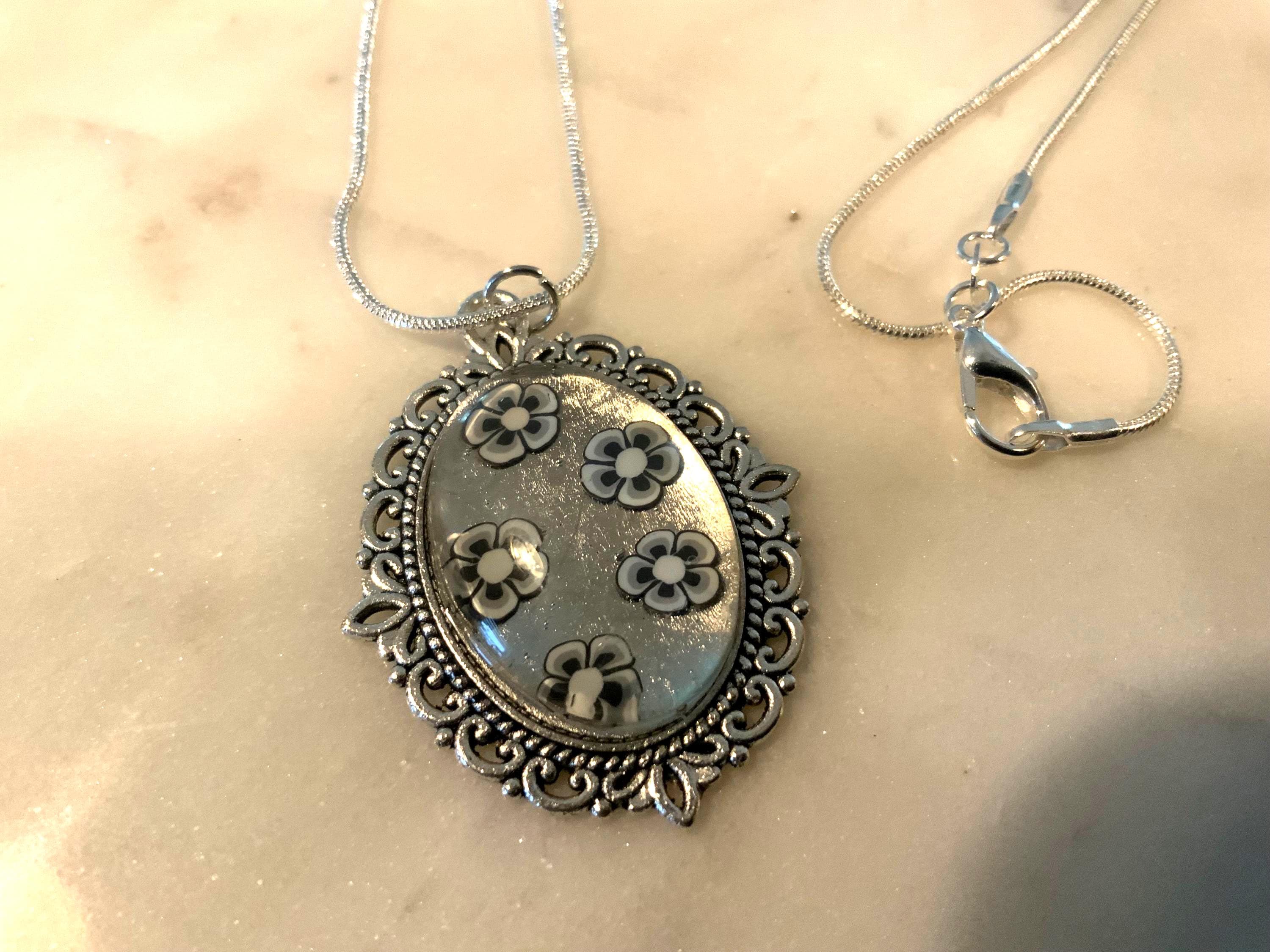 Antique oval pendant with Daisies