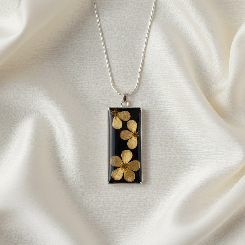 Gold – Silk Flatlay
